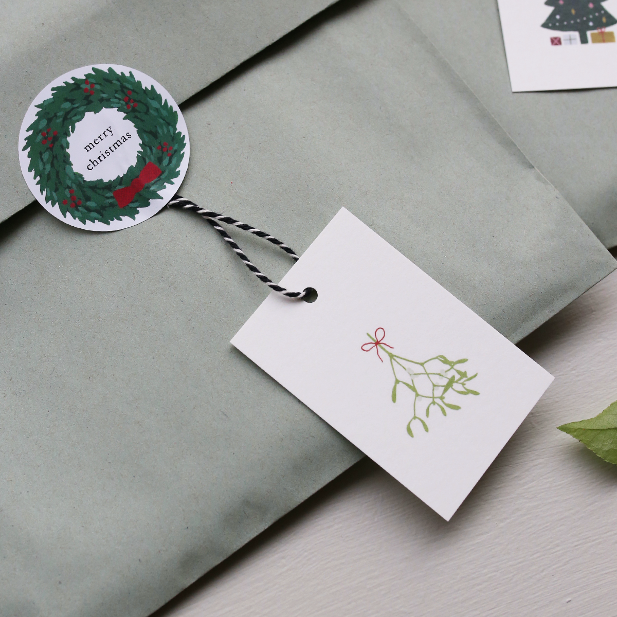 products/Mistletoe_Gifttags_Stylebillede_01_e6252a20-6f49-4e9e-a10c-461b685399d6.png