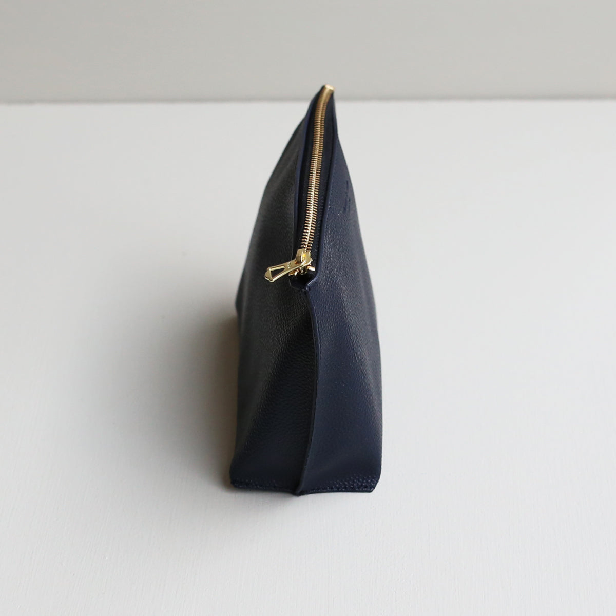 products/PouchM_GrainsdeSable_Navy_02.jpg