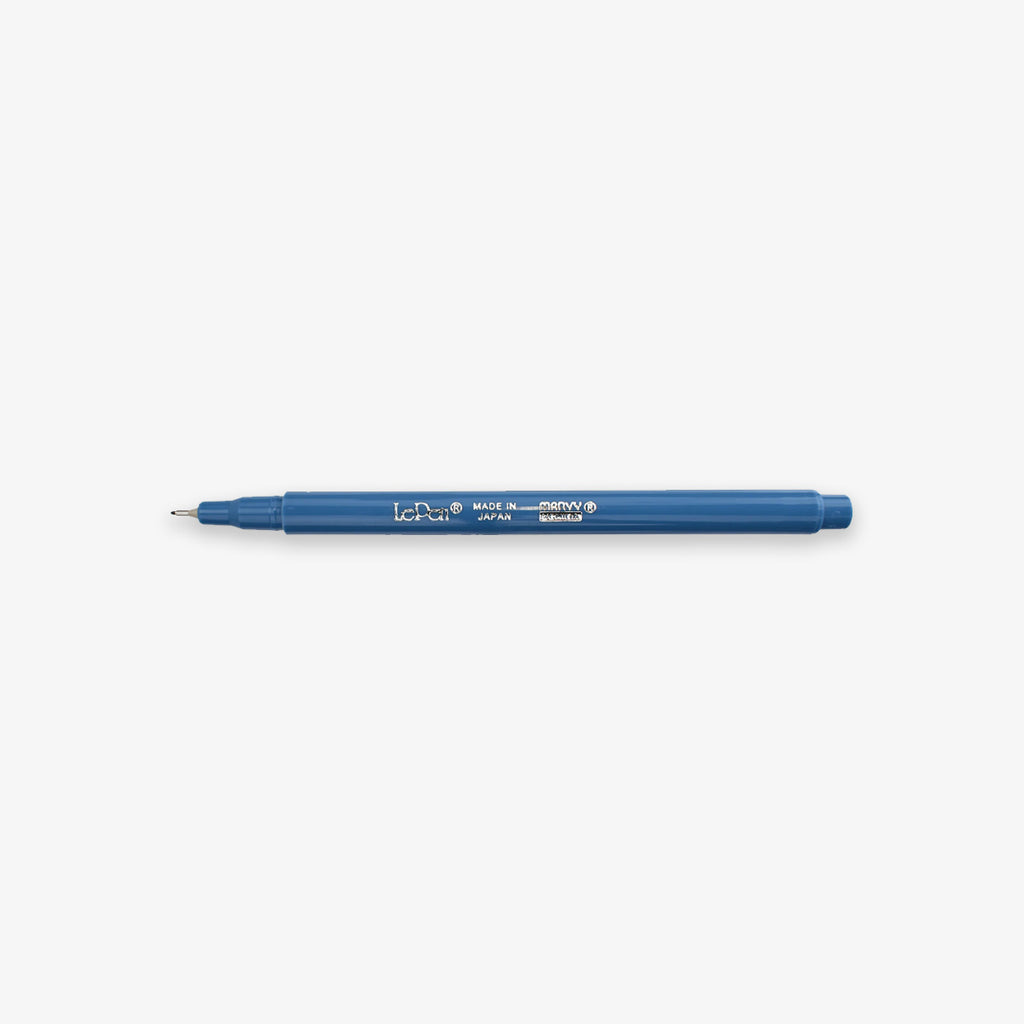 Le Pen felt-tipped fineliner from Marvy Uchida in the color steel blue on a white background. 
