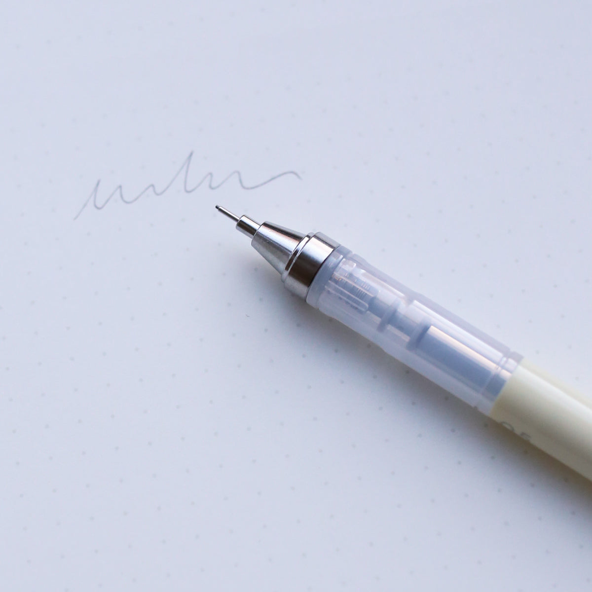 products/Tombow_Monographmechanicalpencil0.5mm_White_02.jpg